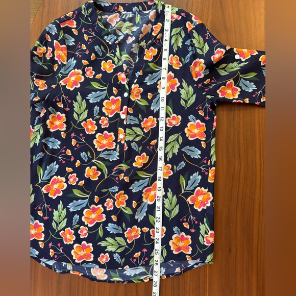NWOT Gorgeous Floral Blouse - Picture 6 of 13